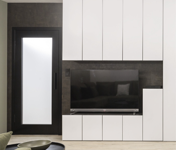 Bezfalcov&eacute; dveře , lakovan&yacute; povrch v odst&iacute;nu RAL 9005, 4/5&nbsp;p&iacute;skovan&eacute; sklo