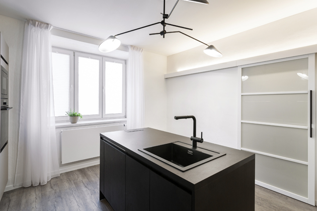 Posuvn&eacute; dveře SLIM 01, bezpečnostn&iacute; p&iacute;skovan&eacute; sklo, atypick&aacute; garn&yacute;ž bez z&aacute;rubně