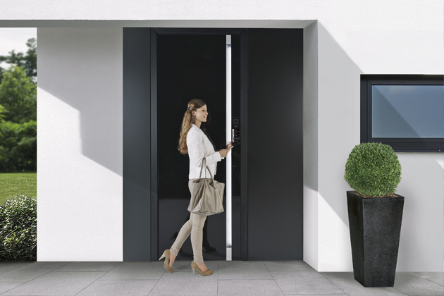 Vchodové dveře ADS SimplySmart Design Edition, tepelněizolační vlastnosti na úrovni pasivního bydlení, systém ovládání dveří DSC SmartTouch s videokamerou, zvonkem i kontrolou přístupu v jediném modulu,