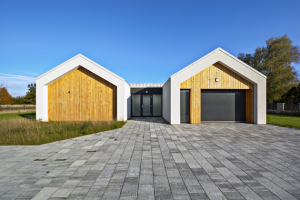 Píšeme o domech, které si jejich šikovní majitelé postavili či zrekonstruovali, nebo o takových, které si pořídili „na klíč“, či třeba nemovitost upravili k pronajímání. Tentokrát jsme navštívili úplně nový chytrý dům, který na své majitele teprve čeká.