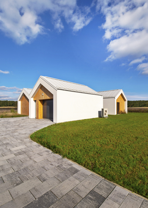 P&iacute;&scaron;eme o&nbsp;domech, kter&eacute; si jejich &scaron;ikovn&iacute; majitel&eacute; postavili či zrekonstruovali, nebo o&nbsp;takov&yacute;ch, kter&eacute; si poř&iacute;dili &bdquo;na&nbsp;kl&iacute;č&ldquo;, či třeba nemovitost upravili k&nbsp;pronaj&iacute;m&aacute;n&iacute;. Tentokr&aacute;t jsme nav&scaron;t&iacute;vili &uacute;plně nov&yacute; chytr&yacute; dům, kter&yacute; na&nbsp;sv&eacute; majitele teprve ček&aacute;.