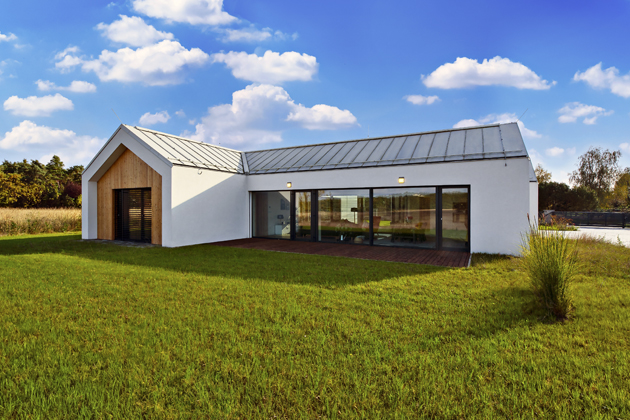 P&iacute;&scaron;eme o&nbsp;domech, kter&eacute; si jejich &scaron;ikovn&iacute; majitel&eacute; postavili či zrekonstruovali, nebo o&nbsp;takov&yacute;ch, kter&eacute; si poř&iacute;dili &bdquo;na&nbsp;kl&iacute;č&ldquo;, či třeba nemovitost upravili k&nbsp;pronaj&iacute;m&aacute;n&iacute;. Tentokr&aacute;t jsme nav&scaron;t&iacute;vili &uacute;plně nov&yacute; chytr&yacute; dům, kter&yacute; na&nbsp;sv&eacute; majitele teprve ček&aacute;.