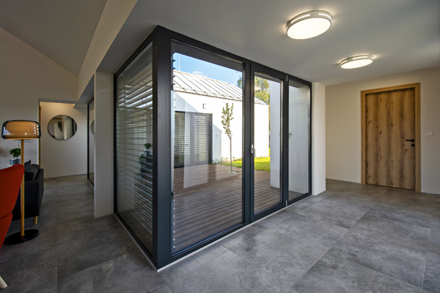 D&iacute;ky velk&yacute;m prosklen&yacute;m ploch&aacute;m je dům velkoryse prosvětlen. V&nbsp;l&eacute;tě před přehř&iacute;v&aacute;n&iacute;m chr&aacute;n&iacute; interi&eacute;r předokenn&iacute; žaluzie