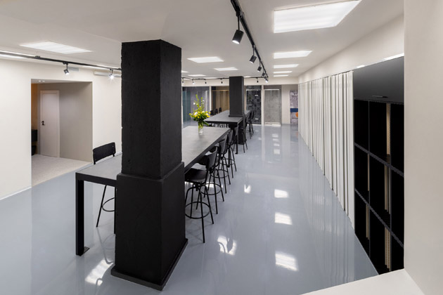 Nov&yacute; showroom HUB IN BATH v Karl&iacute;ně