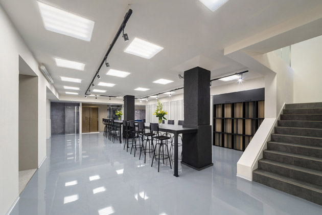 Nov&yacute; showroom HUB IN BATH v Karl&iacute;ně