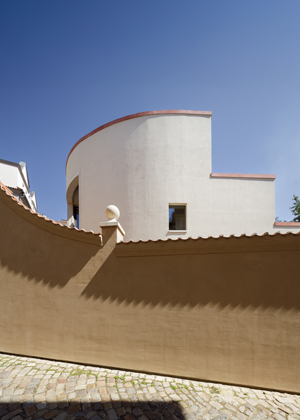 Novostavba bytov&eacute;ho domu s galeri&iacute; na Mal&eacute; Straně je unik&aacute;t 