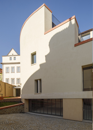 Novostavba bytov&eacute;ho domu s galeri&iacute; na Mal&eacute; Straně je unik&aacute;t 