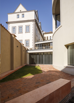 Novostavba bytov&eacute;ho domu s galeri&iacute; na Mal&eacute; Straně je unik&aacute;t 