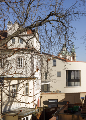 Novostavba bytov&eacute;ho domu s galeri&iacute; na Mal&eacute; Straně je unik&aacute;t 