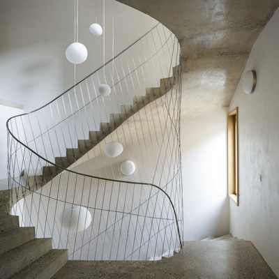 Novostavba bytov&eacute;ho domu s galeri&iacute; na Mal&eacute; Straně je unik&aacute;t 