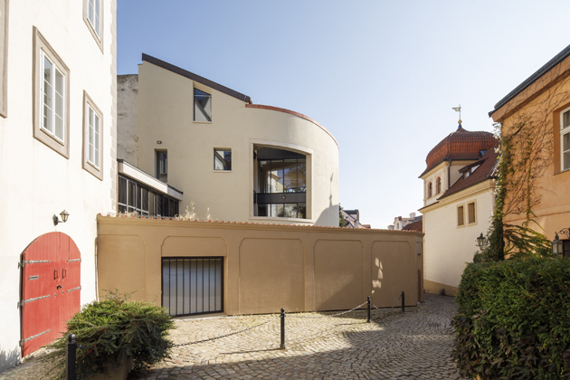 Novostavba bytového domu s galerií na Malé Straně je unikát 