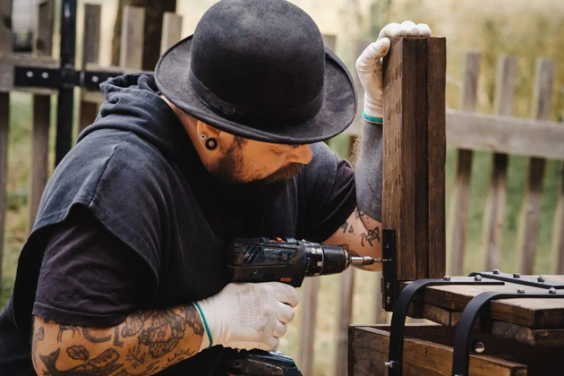 Co se zbyl&yacute;mi prkny? Vyrobte z nich gauč!