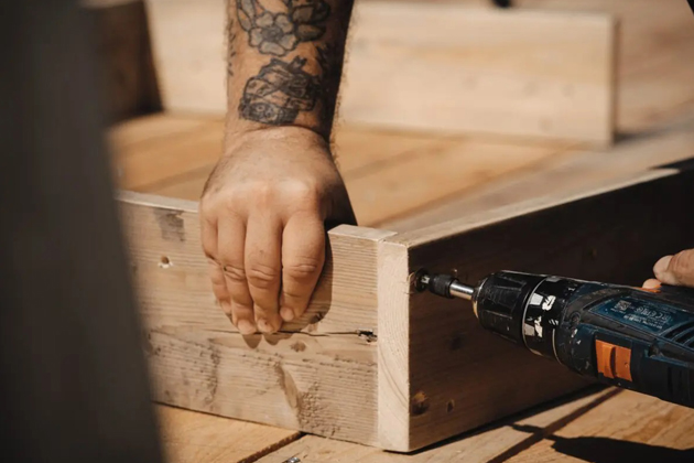 Co se zbyl&yacute;mi prkny? Vyrobte z nich gauč!