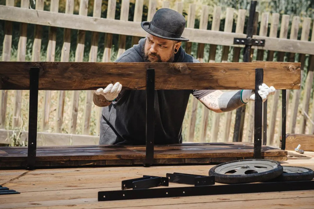 Co se zbyl&yacute;mi prkny? Vyrobte z nich gauč!