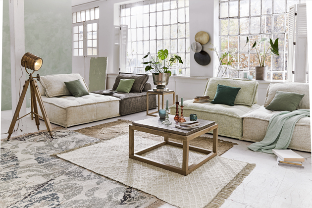 Křeslo Tesshill s&nbsp;v&aacute;lcov&yacute;m pol&scaron;t&aacute;řem pod z&aacute;da m&aacute; odoln&yacute; l&aacute;tkov&yacute; potah v&nbsp;dekoru lnu, cena 20&nbsp;798&thinsp;Kč