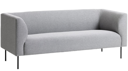 Trojm&iacute;stn&aacute; pohovka Kare m&aacute; světle &scaron;ed&yacute; l&aacute;tkov&yacute; potah a&nbsp;kovov&eacute; nohy, cena 12&nbsp;999&thinsp;Kč