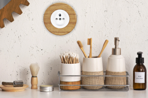 Jednonásobná bílá zásuvka s rámečkem z kolekce Retro  v provedení dub, cena 889 Kč