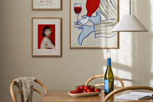 Nástěnná galerie Red Wine, sada tří plakátů v dřevěných rámech, cena celkem 3 954 Kč