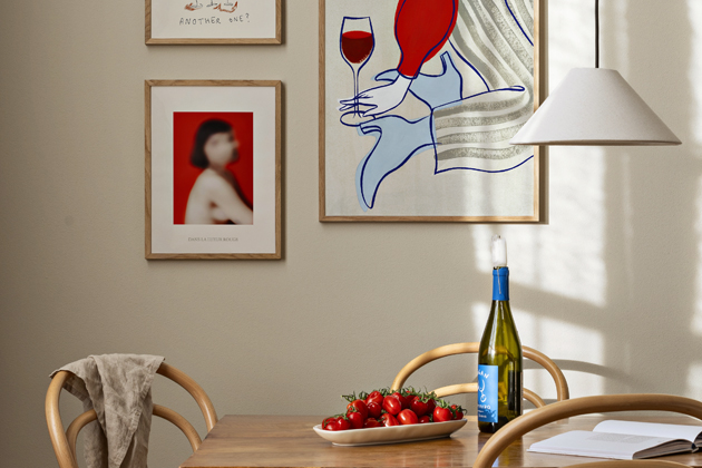 Nástěnná galerie Red Wine, sada tří plakátů v dřevěných rámech, cena celkem 3 954 Kč