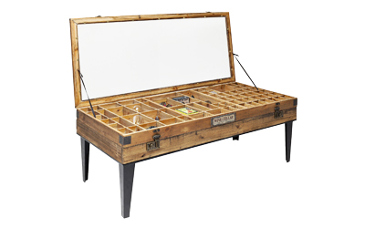 Pro sběratele může b&yacute;t vhod00n&yacute; konferenčn&iacute; stolek Collector, 122 &times; 55 cm, cena 11 990 Kč