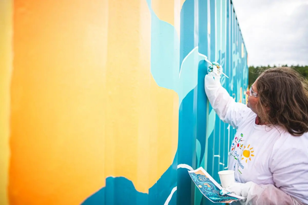 V Krči vyrostla největ&scaron;&iacute; komunitn&iacute; zahrada v Praze. Najdete tam nejen z&aacute;hony, ale tak&eacute; včely, koně, ohni&scaron;tě a mural