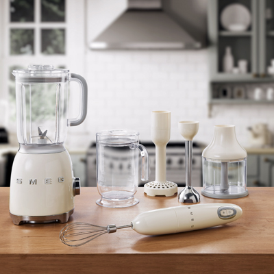 Stoln&iacute; a ručn&iacute; mix&eacute;ry z řady 50&rsquo;s Retro Style, ceny: stoln&iacute; 5 550 Kč, ručn&iacute; se sek&aacute;čkem a &scaron;lehac&iacute; metlou 3&nbsp;290 Kč, www.kulina.cz 