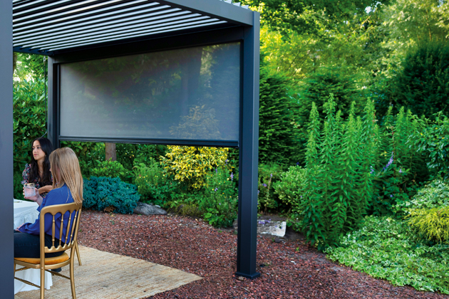 Zahradn&iacute; pergola Mirador Classic z hlin&iacute;kov&eacute;ho r&aacute;mu a s přizpůsobiteln&yacute;mi lamelami z robustn&iacute; pozinkovan&eacute; oceli, souč&aacute;st&iacute; bočn&iacute; slunečn&iacute; roleta,  cena 38 990 Kč,