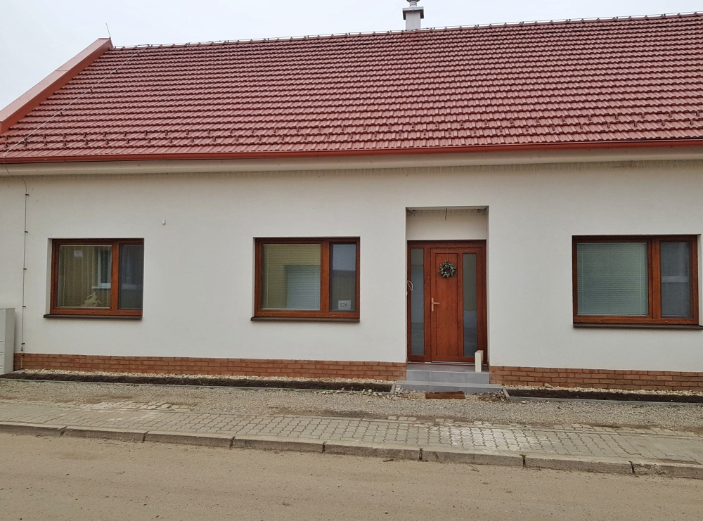 Torn&aacute;do jim srovnalo dům se zem&iacute;. Nov&yacute; domov na&scaron;li d&iacute;ky programu e4 od Wienerbergeru