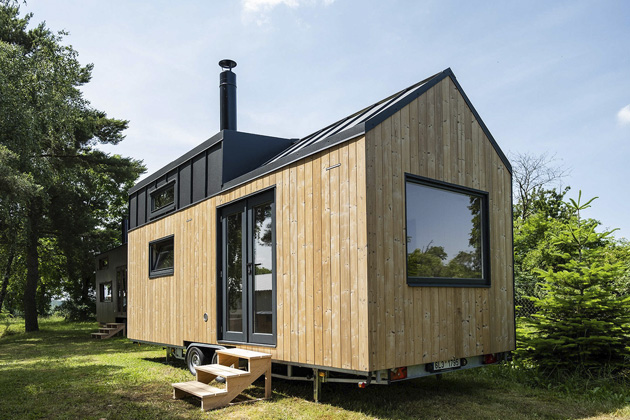 Tiny house Svět&aacute;k, ofici&aacute;lně veden&yacute; jako obytn&yacute; př&iacute;věs schopn&yacute; provozu po silnici &ndash; kompletně homologovan&yacute; s vlastn&iacute; SPZ, celoročn&iacute; provoz, www.truhlarstv&iacute;rillich.cz 