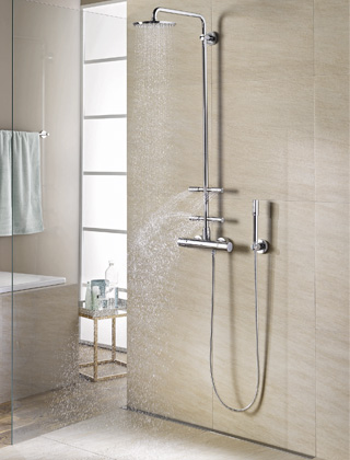 Sprchov&yacute; komplet Rainshower  nab&iacute;z&iacute; hlavovou sprchu, ručn&iacute; sprchu a&nbsp;čtyři bočn&iacute; sprchy