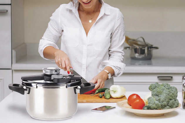 Tlakový hrnec Pour&amp;Cook, dvě nastavení tlaku, objem 6 l, cena 2 185 Kč