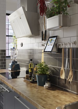 Pracovn&iacute; deska Skogs&aring; (IKEA), kombinace masivn&iacute;ho dubu a d&yacute;hy,  24,6 &times; 63,5 &times; 3,8 cm, cena 7&nbsp;490 Kč, 