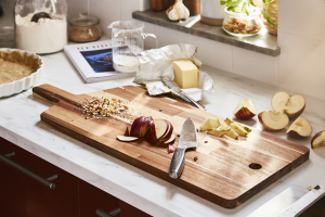 Prkénko Småäta, akáciové dřevo,  72 × 28 cm, cena 599 Kč, www.ikea.cz