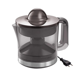 Elektrick&yacute; od&scaron;ťavňovač na&nbsp;citrusy GrandChef, dva od&scaron;ťavňovac&iacute; n&aacute;stavce, objem 800&thinsp;ml, cena 699&thinsp;Kč, 