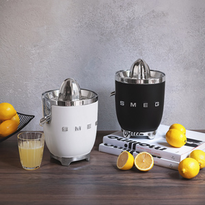 Př&iacute;stroj 50&rsquo;s Retro Style CJF1 slouž&iacute; jako od&scaron;ťavňovač a&nbsp;lis na&nbsp;citrusy, v&iacute;ce barev, cena 4&nbsp;890&thinsp;Kč