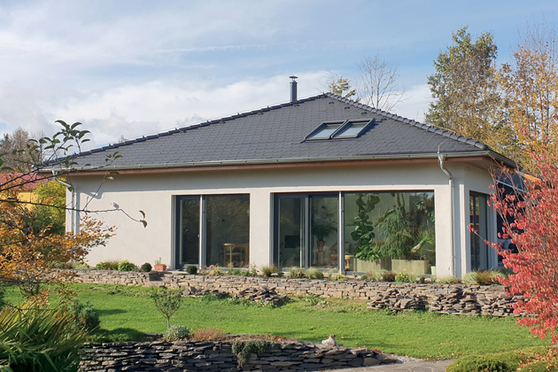 Profil Tegalit koresponduje s jednoduch&yacute;m tvaroslov&iacute;m současn&eacute; architektur
