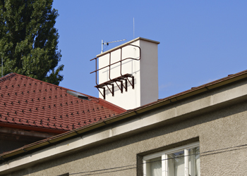Kominick&aacute; l&aacute;vka z&nbsp;galvanizovan&eacute; nebo ž&aacute;rově pozinkovan&eacute; oceli s&nbsp;barevn&yacute;m komaxitov&yacute;m n&aacute;střikem