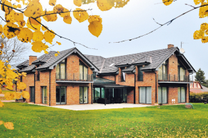 Keramická střešní taška Granát 13, v antracitové barvě, s dlouhou životností a vysokou odolností vůči vnějším vlivům, www.bramac.cz