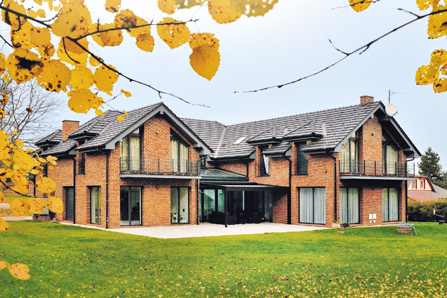 Keramická střešní taška Granát 13, v antracitové barvě, s dlouhou životností a vysokou odolností vůči vnějším vlivům, www.bramac.cz