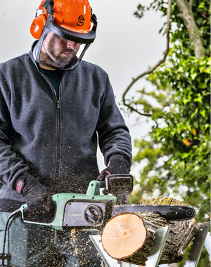 Elektrick&aacute; řetězov&aacute; pila Universal Chain 35o v&yacute;konu 1 800 W s rychlost&iacute; řetězu 12 m/s, cena 2 749 Kč,