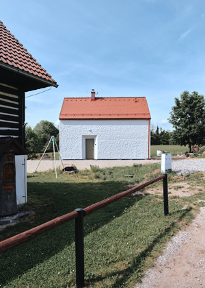 Hluboko v&nbsp;M&aacute;chově kraji si mal&iacute;řka Lu Jindr&aacute;k Skřiv&aacute;nkov&aacute; postavila dům, na kter&yacute; si chcete s&aacute;h