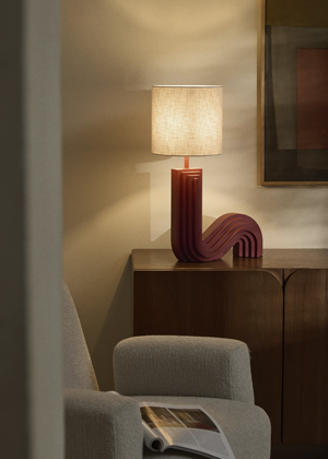 Stoln&iacute; lampa Luomo z dřevovl&aacute;knit&eacute; desky středn&iacute; hustoty, textiln&iacute; st&iacute;nidlo, v&yacute;&scaron;ka 61 cm, cena 4 899 Kč,