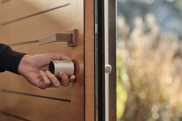 Chytrý bezpečnostní zámek Smart Door Lock, vybavený sadou chytrých klíčů i mobilní aplikací