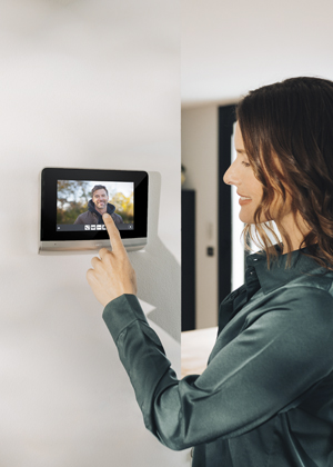 Videotelefon V500 PRO io s pětikan&aacute;lov&yacute;m vys&iacute;lačem a funkc&iacute; interkomu, nočn&iacute;ho viděn&iacute; nebo uchov&aacute;n&iacute; fotografie n&aacute;v&scaron;těvn&iacute;ka