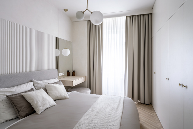 Atmosf&eacute;ru karl&iacute;nsk&eacute;ho činžovn&iacute;ho domu m&aacute; dokreslovat i&nbsp;obkladov&yacute; panel za&nbsp;postel&iacute; od&nbsp;firmy Orac Decor
